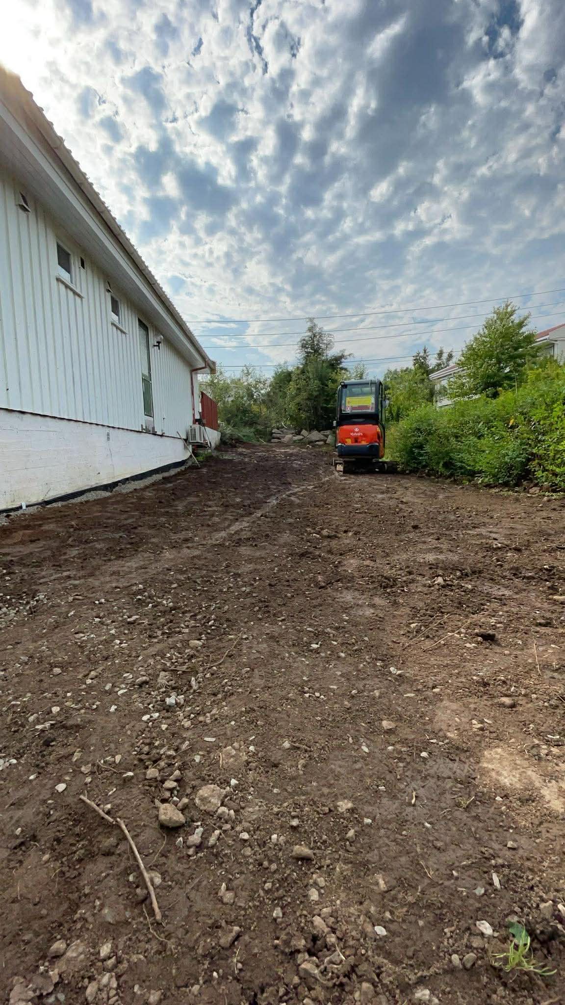 Planering bak bygning