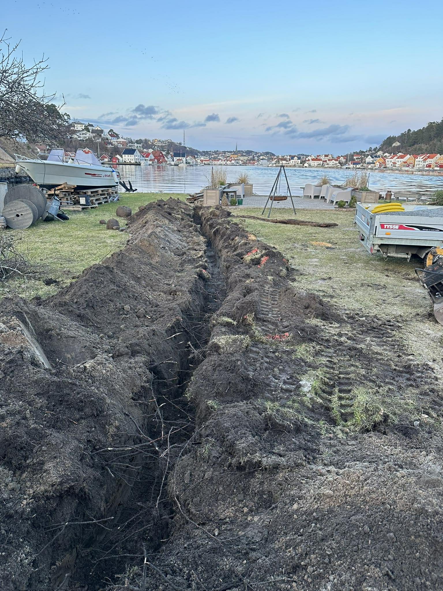 Grøftegraving ved sjøen